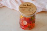 Graviertes Glas mit Bambusdeckel – Bild 3